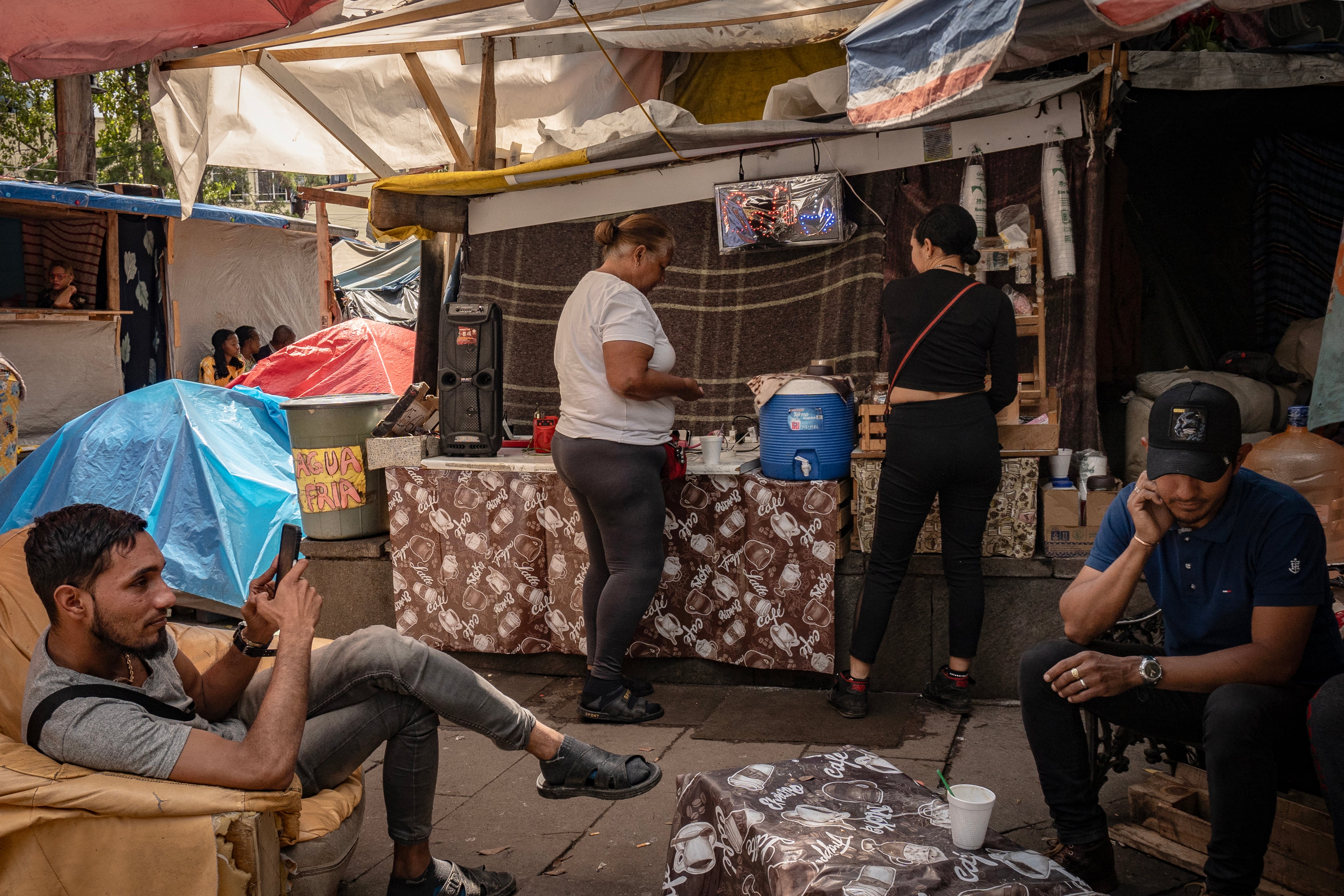 Un negocio de café atendido por migrantes venezolanos, en Ciudad de México, el 22 de agosto de 2024.