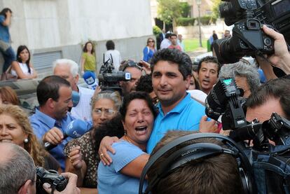 Juan José Cortés se abraza a su madre tras declarar ante el juez y quedar en libertad.
