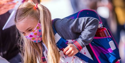 Una niña, el primer día de clase en Lankow (Alemania), el pasado 3 de agosto. getty images