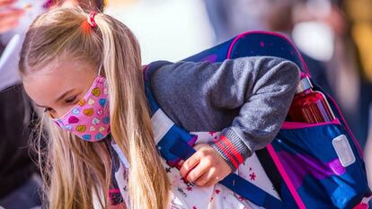 Una niña, el primer día de clase en Lankow (Alemania), el pasado 3 de agosto. getty images