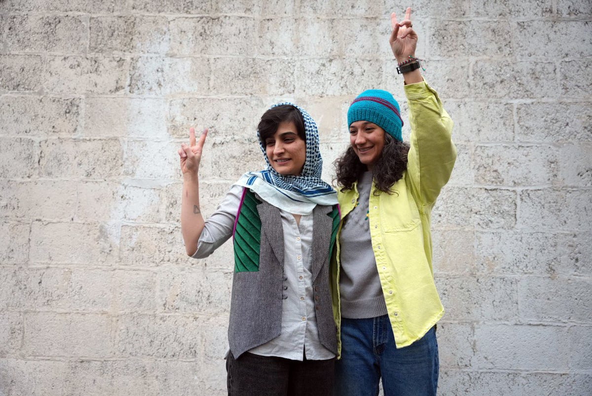 Irán denuncia por no llevar velo a las dos periodistas que liberó tras 17 meses en prisión