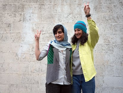 Elahe Mohammadi (izquierda) y Nilufar Hamedi hacen el signo de la victoria tras ser liberadas este domingo de la prisión de Evin, en Teherán, en una imagen del periódico 'Shargh Daily'.