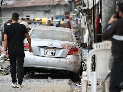 Miembros de la Policía Nacional inspeccionan el lugar de una explosión que el Gobierno ecuatoriano atribuye al crimen organizado, en el sur de Guayaquil, el 14 de agosto de 2022.