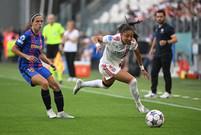 La jugadora del Lyon Selma Bacha se lleva el balón ante la blaugrana Aitana Bonmati.