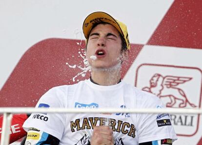Maverick Viñales celebra su victoria en Moto3 con el alemán Folger.