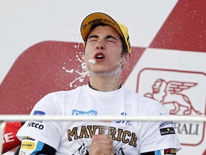Maverick Viñales celebra su victoria en Moto3 con el alemán Folger.