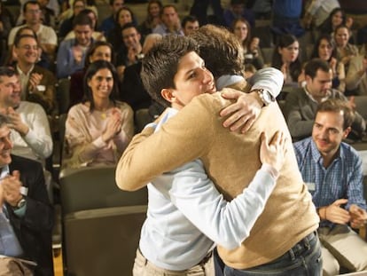 Gago se abraza a Feij&oacute;o tras ser elegido presidente de Novas Xeraci&oacute;ns.