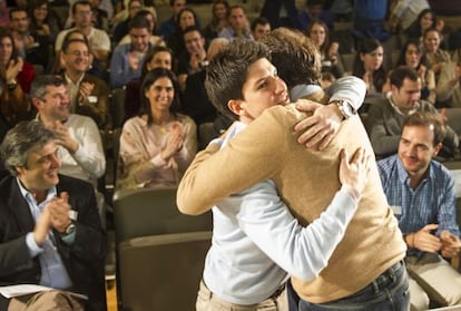 Gago se abraza a Feij&oacute;o tras ser elegido presidente de Novas Xeraci&oacute;ns.