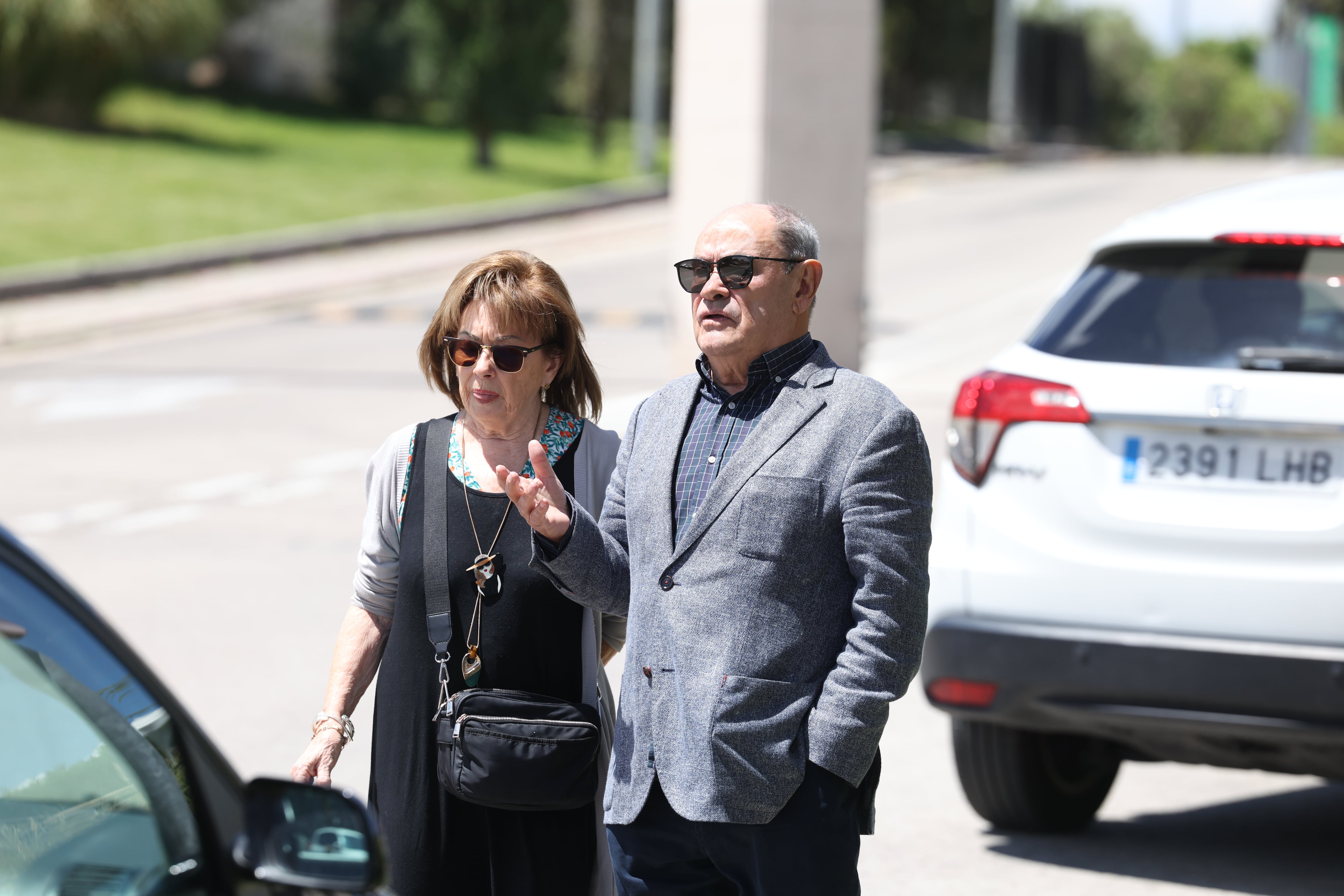 Jesús Ceberio, exdirector del diario EL PAÍS, junto a su esposa, Victoria Belaza, llegan a la capilla ardiente de Soledad Gallego-Díaz.