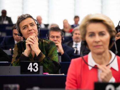 La presidenta de la Comisión Europea, Ursula von der Leyen, en primer término; y la comisaria de Competencia, Margherite Verstager, durante una sesión plenaria en el Parlamento Europeo.