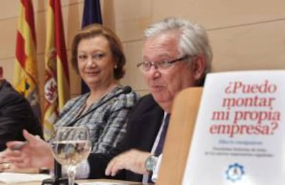 La presidenta de Aragón, Luisa Fernanda Rudi, junto al escritor Fernando Jáuregui durante la presentación del libro hoy en Zaragoza.