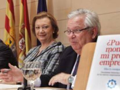 La presidenta de Aragón, Luisa Fernanda Rudi, junto al escritor Fernando Jáuregui durante la presentación del libro hoy en Zaragoza.