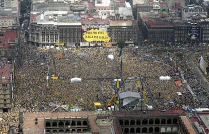 Miles de seguidores del candidato López Obrador, quien impugnó las pasadas elecciones presidenciales, se dirigen al Zócalo de la Ciudad de México.