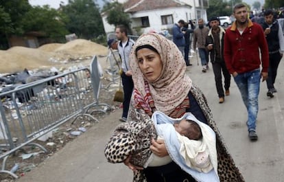 Imagen de archivo del 7 de octubre que muestra a refugiados cruzando a Serbia.