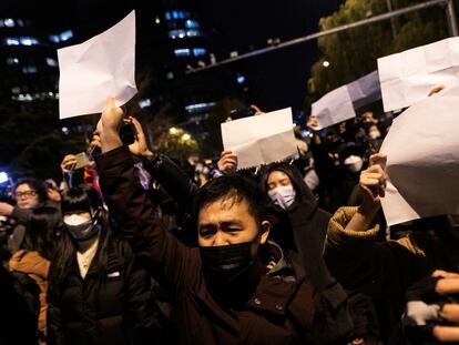 Manifestantes contra la política de covid cero, con folios en blanco en la mano, ayer en Pekín.