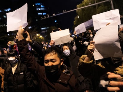 Manifestantes contra la política de covid cero, con folios en blanco en la mano, ayer en Pekín.