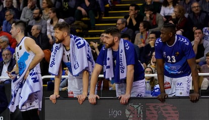 Los jugadores del Gipuzkoa Basket siguen desde el banquillo la final de la Copa de la Princesa en febrero. FEB