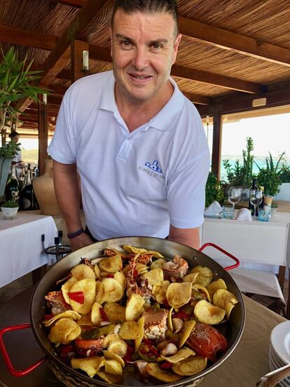 PRESENTANDO EL PLATO EN LA MESA / CAPEL