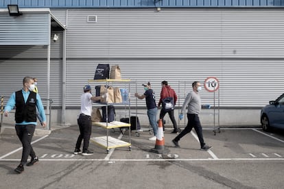 Repartidores de Amazon mueven paquetes en el almacén de Coslada, en Madrid.