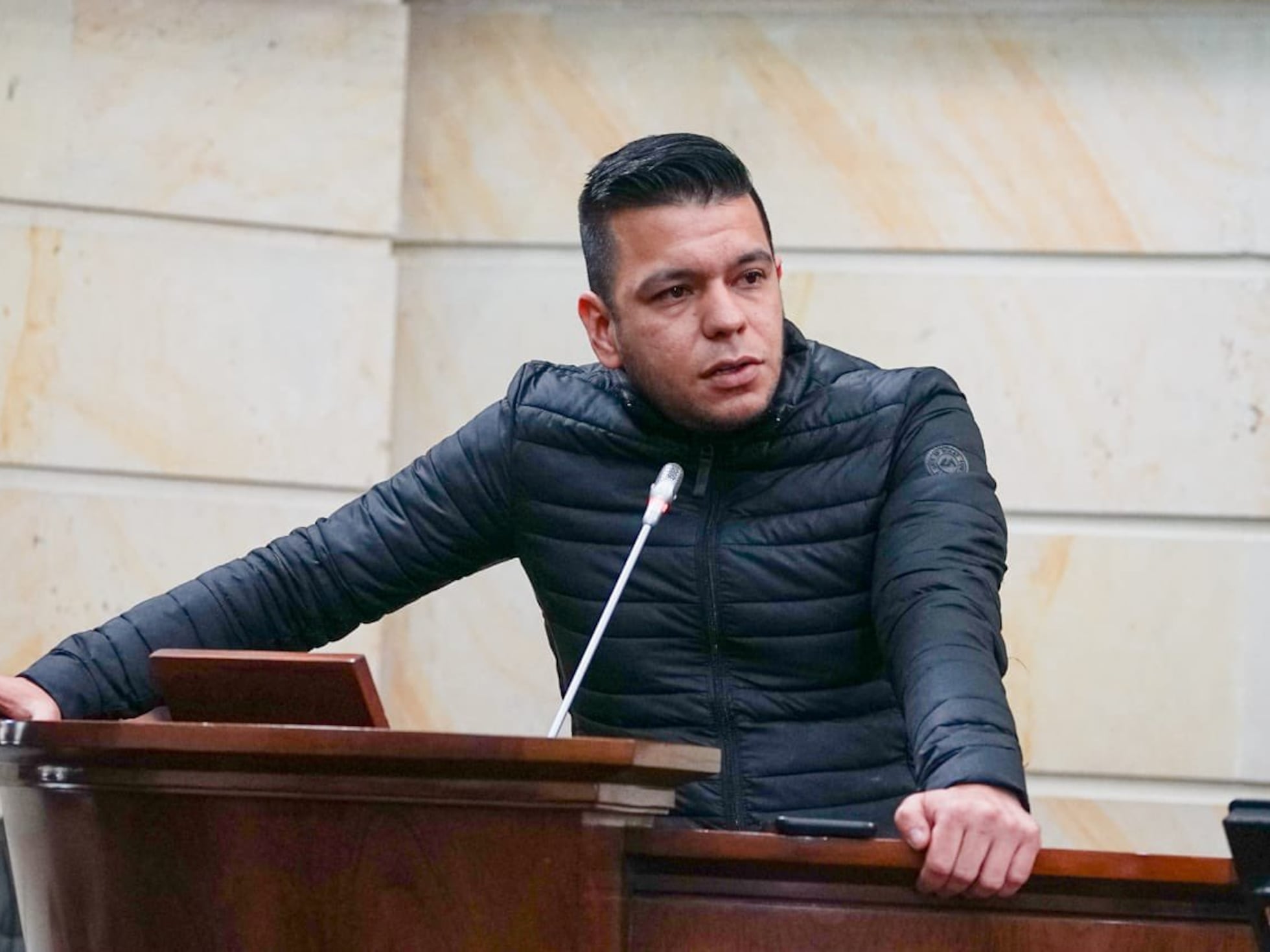 El senador Jota Pe Hernández y sus seguidores hostigan al periodista Orlando Villar | EL PAÍS América Colombia