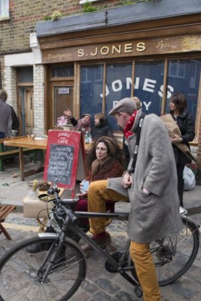 Ambiente dominguero en Ezra Road, en el barrio londinense de Hackney, frente a S. Jones Dairy.