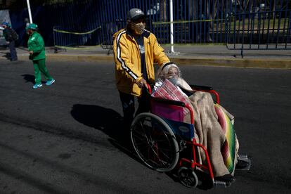 Una pareja de adultos mayores acude a recibir su vacuna contra la covid-19, en Ciudad de México, el 24 de febrero de 2021.