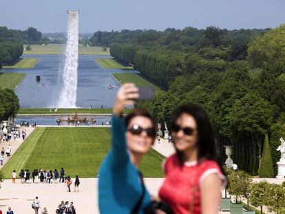 Instalación de Olafur Eliasson en los jardines del palacio de Versalles.