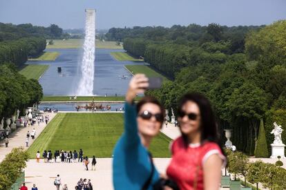 Instalación de Olafur Eliasson en los jardines del palacio de Versalles.