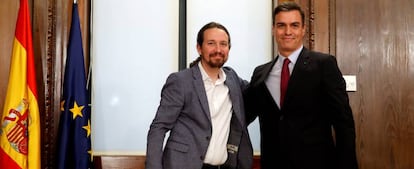 El líder de Unidas Podemos y futuro vicepresidente del Gobierno, Pablo Iglesias (izquierda), junto al presidente del Ejecutivo, Pedro Sánchez, tras firmar su pacto de coalición.