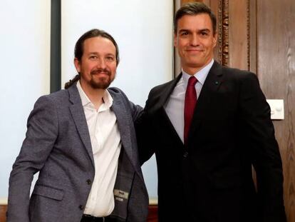 El líder de Unidas Podemos y futuro vicepresidente del Gobierno, Pablo Iglesias (izquierda), junto al presidente del Ejecutivo, Pedro Sánchez, tras firmar su pacto de coalición.