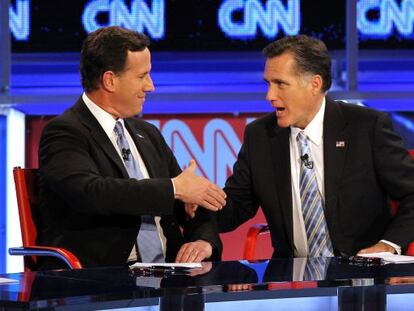Rick Santorum y Mitt Romney tras el debate.
