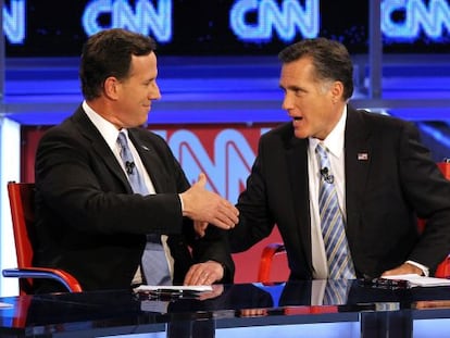 Rick Santorum y Mitt Romney tras el debate.