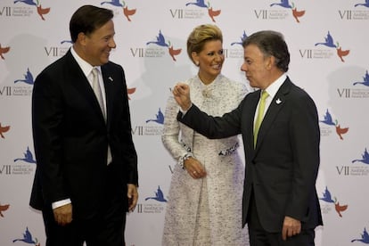 Juan Manuel Santos es recibido por el presidente panameño y su esposa poco antes de la inauguración oficial.