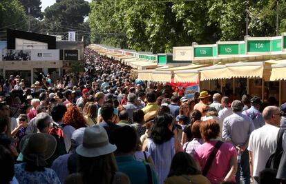 Asistentes a la Feria del Libro en el parque del Retiro de Madrid. 