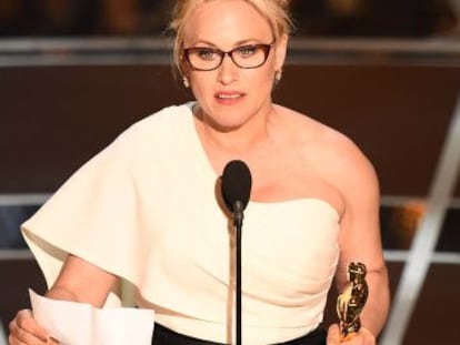 Patricia Arquette llegeix el seu discurs després de guanyar l'Oscar com a millor actriu secundària.