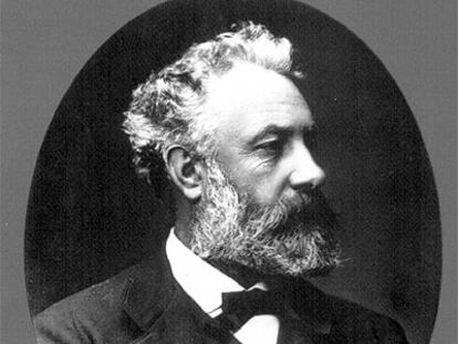 El escritor francés Julio Verne (Nantes, 8 de febrero de 1828-Amiens, 24 de marzo de 1905).