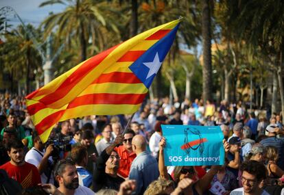 Un hombre ondea una estelada durante la concentración en apoyo a la independencia.