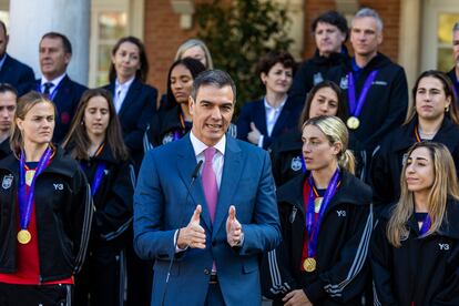 Pedro Sánchez, en su intervención durante el recibimiento en el palacio de la Moncloa a las jugadoras de la selección española femenina, este jueves.