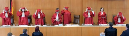 Jueces del Tribunal Constitucional alemán abandonan la sala tras anunciar el veredicto sobre la legalidad de las sanciones a los desempleados en Karlsruhe. 