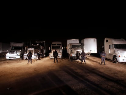 Policías frente a camiones de carga robados, a las afueras de Tijuana (Baja California), en una imagen de archivo.