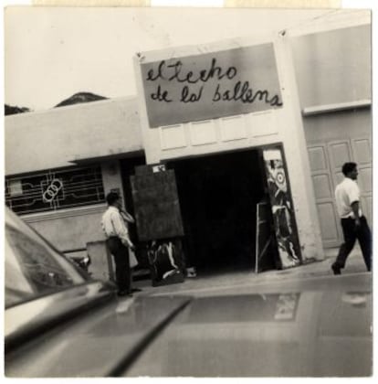 Entrada de la galer&iacute;a El Techo de la Ballena en Caracas en los a&ntilde;os sesenta. 