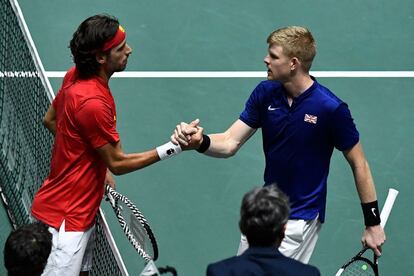 Kyle Edmund da la mano al español Feliciano López tras derrotarlo.