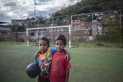 Dos niños posan en uno de los campos de fútbol de Petare. “Venezuela vive uno de los momentos más difíciles de su historia y los más afectados son los niños en situación de vulnerabilidad social en sectores populares. Buscamos crear un movimiento humanitario de solidaridad donde todas las personas, sin importar de dónde venga o cuanto pueda aportar, ayude con esta causa para el beneficio de estos niños que son el futuro de un país”, indica María Gabriela Rivas, una de las responsables de Pasión Petare.