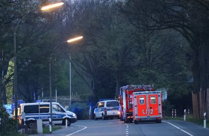 La policía y los servicios de emergencia acuden a la zona donde se ha producido la explosión que ha afectado al autobús del Borussia de Dortmund, cerca del hotel donde se concentraba el equipo alemán.