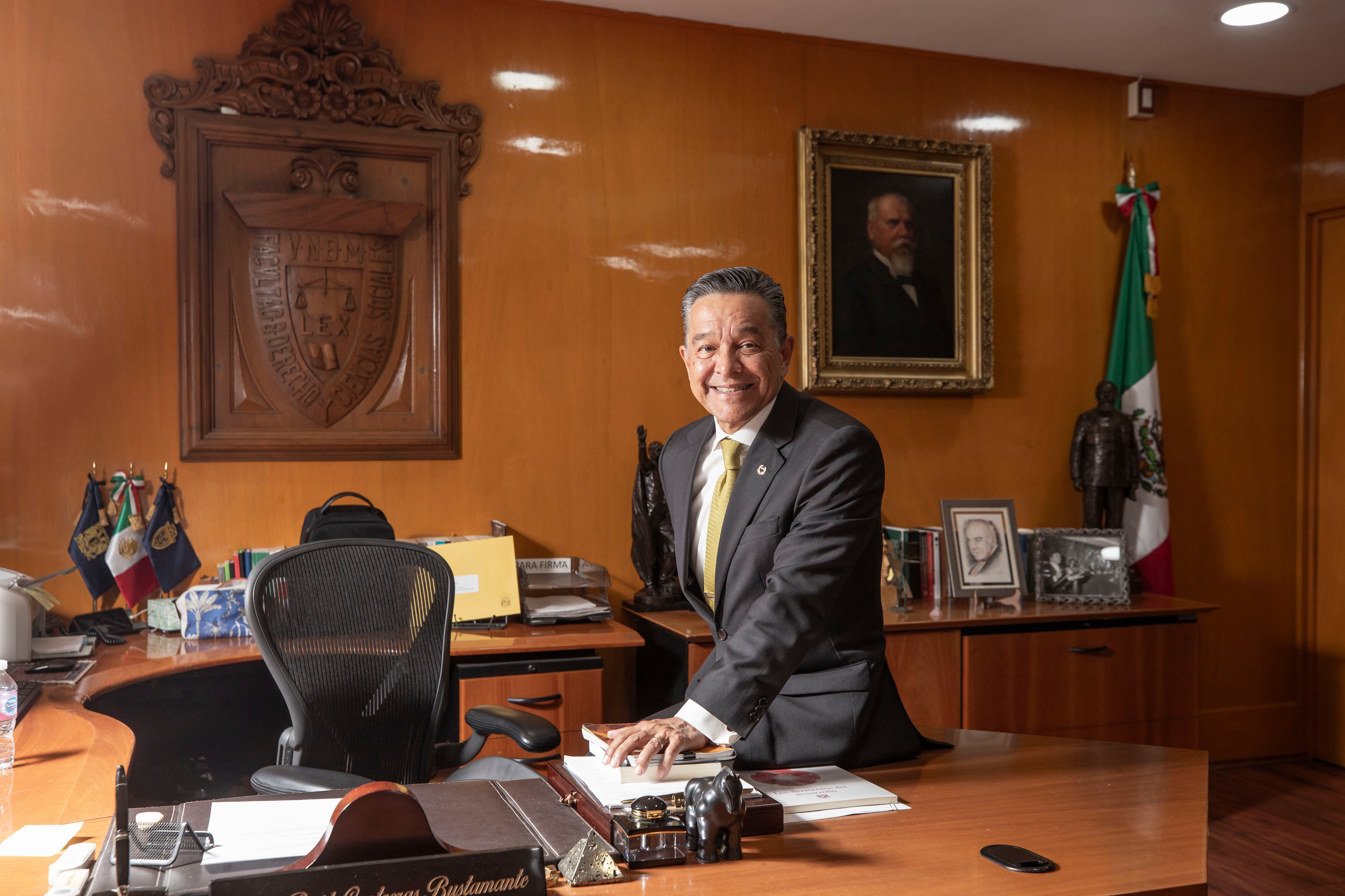 Raúl Contreras Bustamante, en su oficina en Ciudad Universitaria.
