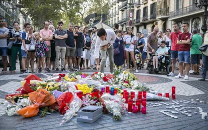 El mosaic de Miró en La Rambla, ple de flors aquest dijous en homenatge a les víctimes.