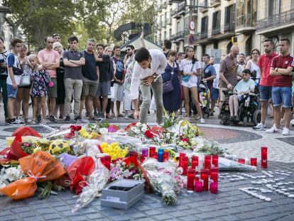 El mosaic de Miró en La Rambla, ple de flors aquest dijous en homenatge a les víctimes.