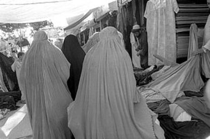 Mujeres afganas en el bazar de Herat, donde las autoridades no favorecen el abandono del <b></b><i>burka.</i>