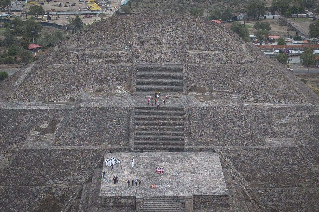 Vista aérea de la Pirámide de la Luna en Teotihuacán, este lunes.