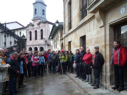 Alberto Iturriarte (derecha), presidente de la agrupación 'Gernikazarra', se dirige a los participantes de la marcha.